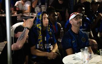 FC Inter s supporters shows their dejection at the end of the UEFA Champions League Final soccer match Manchester City FC vs FC Inter (that was played at the Ataturk Olympic stadium in Istanbul, Turkey), in Milan, Italy, 10 June 2023. 
ANSA/DAVIDE CANELLA
(tifosi / delusione / sconfitta)