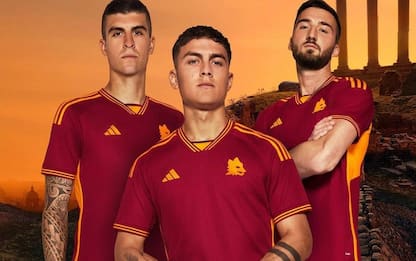 herramienta Orador Dislocación As Roma, Adidas firma la nuova maglia per la stagione 2023 2024. VIDEO |  Sky TG24