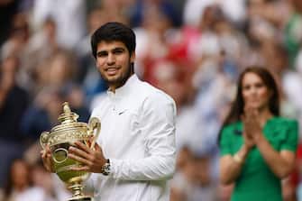 epa10750353 Carlos Alcaraz of Spain celebrates with his trophy after winning his Men's Singles final match against Novak Djokovic of Serbia at the Wimbledon Championships, Wimbledon, Britain, 16 July 2023.  EPA/TOLGA AKMEN   EDITORIAL USE ONLY  EDITORIAL USE ONLY