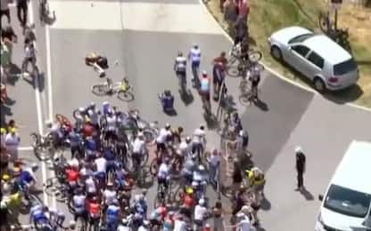 Maxi caduta al Tour de France per colpa del selfie di un tifoso. VIDEO