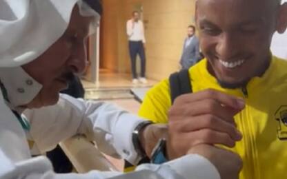Arabia, tifoso regala orologio a Fabinho ma gli cade dal polso. VIDEO