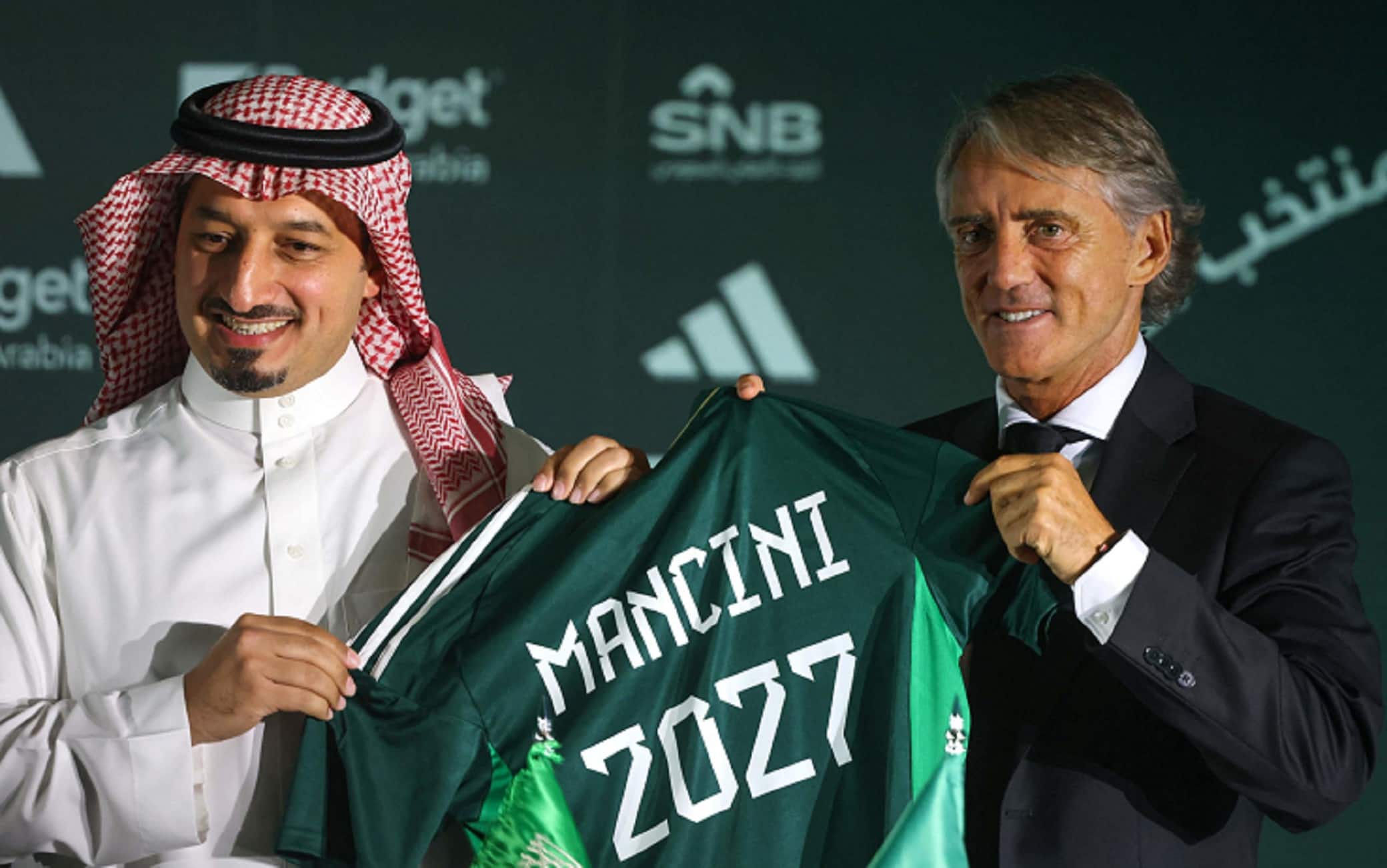 Roberto Mancini e il presidente della federazione saudita di calcio Yasser al-Misehal