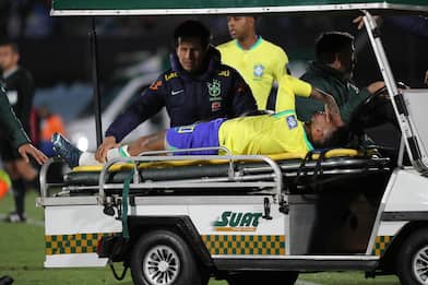 Grave infortunio per Neymar, rottura crociato anteriore e menisco