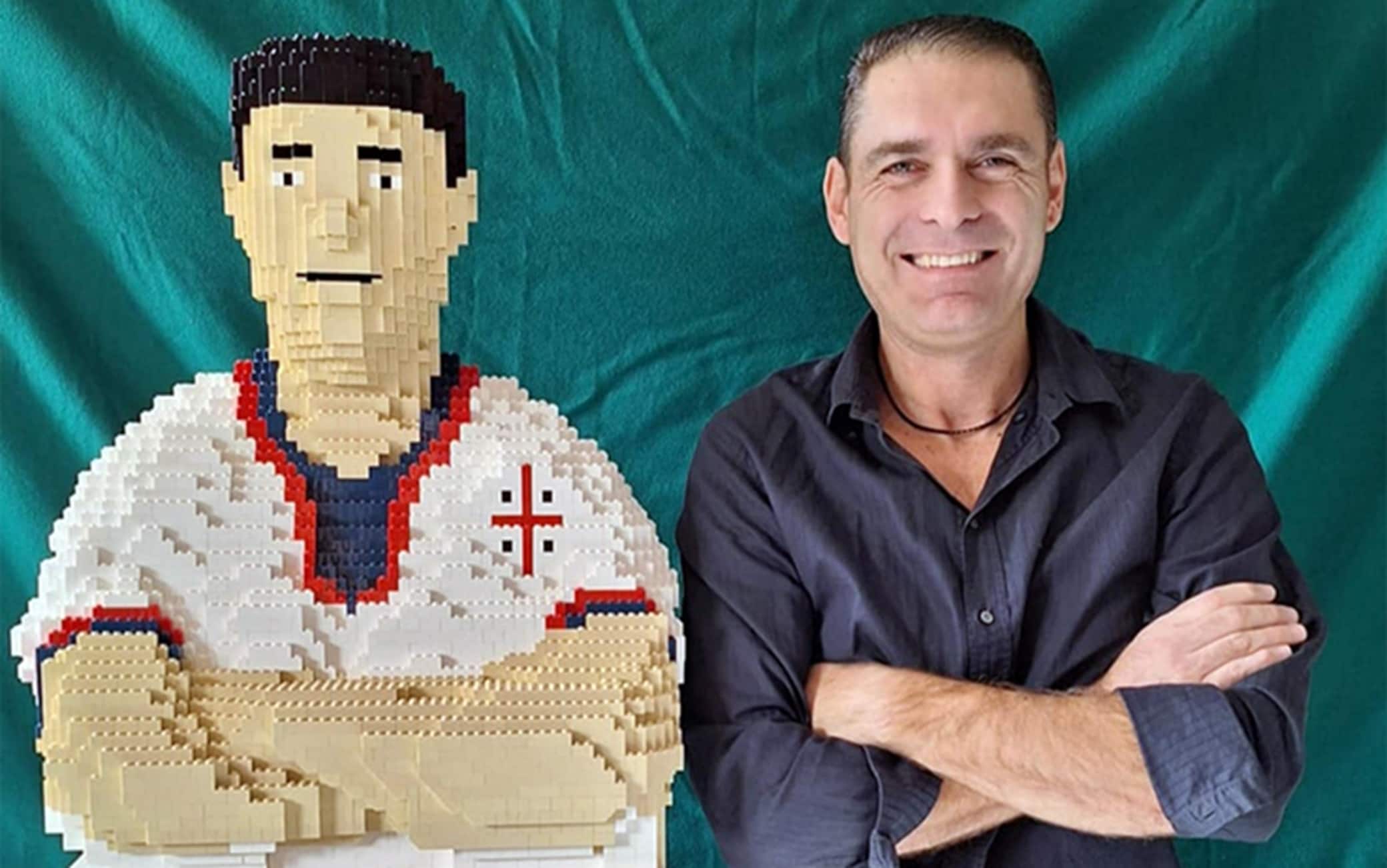 Il brickbuilder Maurizio Lampis di fianco al busto di Gigi Riva realizzato con 12mila mattoncini