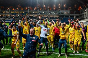 epa10983705 Romania's players celebrate winning the UEFA EURO 2024 Group I qualifying soccer match between Israel and Romania in Felcsut, Hungary, 18 November 2023.  EPA/Tamas Vasvari HUNGARY OUT