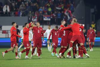 epa10984823 Players of Serbia celebrate after the UEFA EURO 2024 Group G qualification match between Serbia and Bulgaria in Leskovac, Serbia, 19 November 2023.  EPA/ANDREJ CUKIC