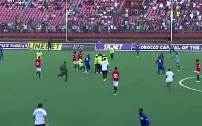 Calcio, Sierra Leone-Egitto: tifosi in campo per aggredire Salah