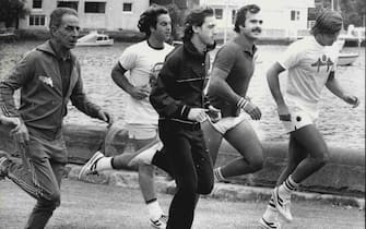 The Italian Davis Cup squad went on their first training run today at Rushcutters Bay oval, where they ran and exercised.L to R: Ettore Milone (Trainer), Antonio Zugarelli, Corrado Barazzutti, Paola Bertolucci and Adriano Panatta. October 10, 1977. (Photo by David James Bartho/Fairfax Media via Getty Images).
