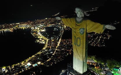 Il Brasile omaggia Pelé, Cristo Redentore con la maglia numero 10