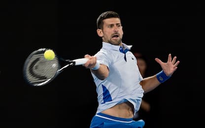 Australian Open, Djokovic dà una lezione a Mannarino e va ai quarti