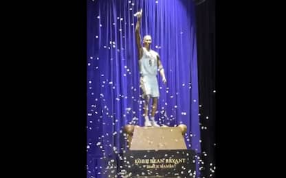 Kobe Bryant, svelata statua dedicata al campione Nba dei L.A. Lakers