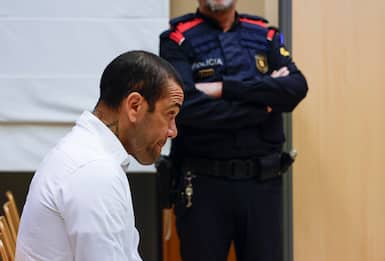 Dani Alves lascia il carcere, pagata la cauzione da un milione di euro