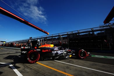 Formula 1, Gp Australia: pole position a Verstappen davanti a Sainz