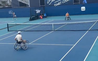 Sinner gioca a tennis in carrozzina con Hewett, campione wheelchair