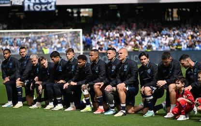No al razzismo, giocatori del Napoli si inginocchiano prima del match