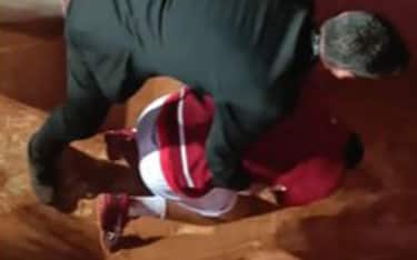 ATP Roma, Djokovic colpito da una borraccia dopo il match. VIDEO