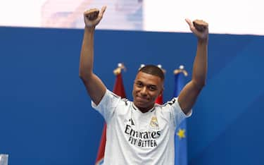 Real Madrid, l'ovazione del Bernabeu per Kylian Mbappè. FOTO