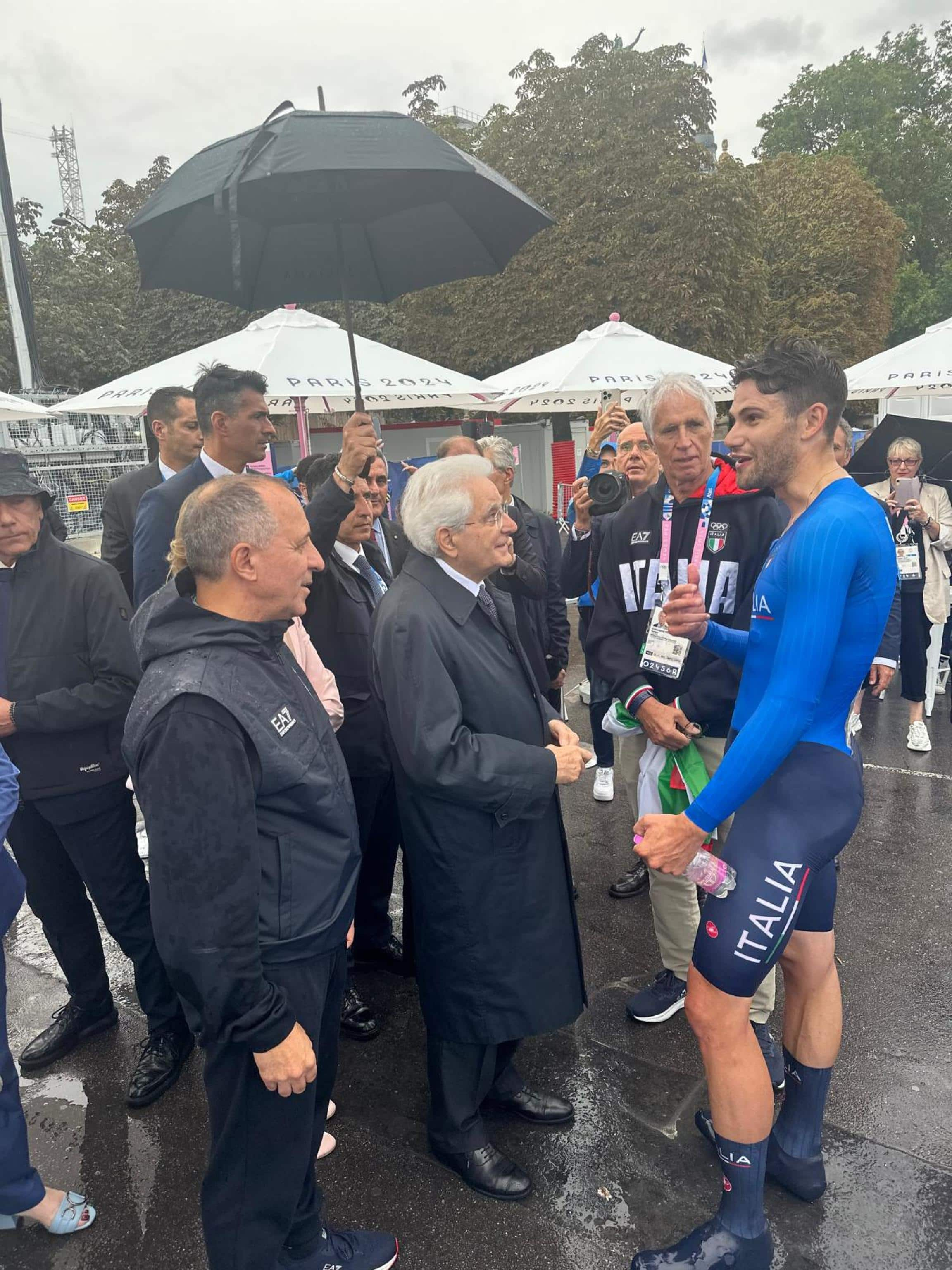 Il Presidente della Repubblica Sergio Mattarella con Filippo Ganna al termine della sua prova nella crono su strada dei Giochi di Parigi che vale la prima medaglia azzurra di questa Olimpiade, il ciclista ha infatti vinto la medaglia d'argento,  Parigi, 27 luglio 2024. ANSA