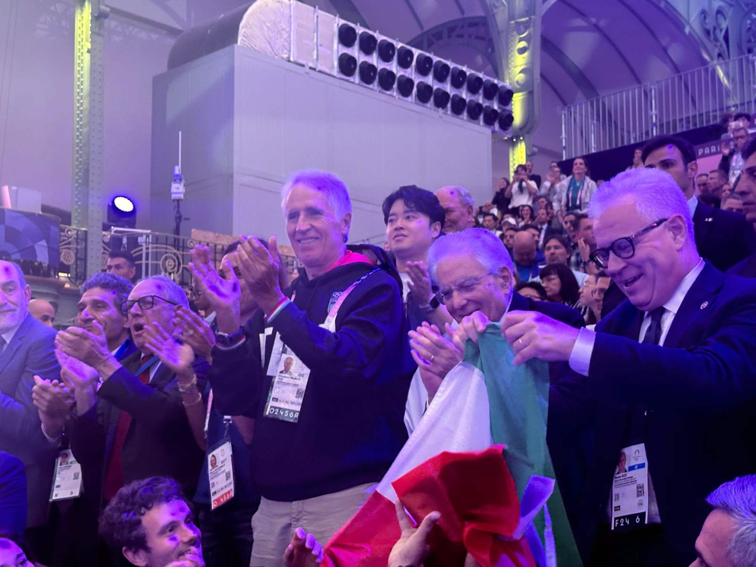 Il presidente della Repubblica, Sergio Mattarella, esulta per la medaglia di bronzo di Luigi Samele nella sciabola, alle Olimpadi di Parigi 2024. 27 luglio 2024. ANSA