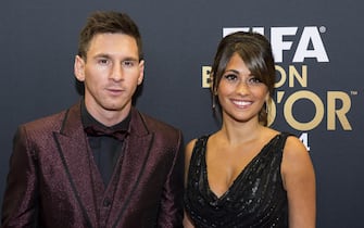 epa04557552 Argentinian striker Lionel Messi (L) and his girlfriend Antonella Roccuzzo (R) arrive on the red carpet prior to the FIFA Ballon d'Or 2014 gala held at the Kongresshaus in Zurich, Switzerland, 12 January 2015.  EPA/ENNIO LEANZA