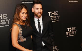 epa06284762 Argentine international and Barcelona forward Lionel Messi (R) and wife Antonella Roccuzzo arrive for the Best FIFA Football Awards 2017 at the London Palladium, London, Britain 23 October 2017.  EPA/FACUNDO ARRIZABALAGA