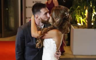 epa06058883 Argentinian soccer player Lionel Messi (L) and his wife Antonella Roccuzzo (R), kiss after their wedding in Rosario, Santa Fe, Argentina, 30 June 2017.  EPA/David Fernandez