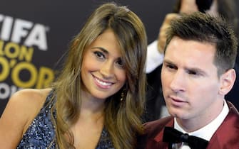 epa04019282 FC Barcelona's Argentinian striker Lionel Messi (R), one of the nominees of the FIFA Men's World Player of the Year Award, arrives with his girlfriend Antonella Roccuzzo (L) on the red carpet prior to the FIFA Ballon d'Or 2013 gala at the Kongresshaus in Zurich, Switzerland, 13 January 2014.  EPA/WALTER BIERI