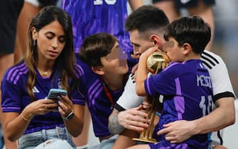 epa10373098 Lionel Messi (2-R) of Argentina celebrates with his wife Antonela Roccuzzo (L) and his sons after winning the FIFA World Cup 2022 Final between Argentina and France at Lusail stadium in Lusail, Qatar, 18 December 2022. Argentina won 4-2 on penalties.  EPA/Ronald Wittek