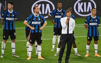 epa08617402 Inter coach Antonio Conte and his players look dejected after losing the UEFA Europa League final match between Sevilla FC and Inter Milan in Cologne, Germany 21 August 2020.  EPA/Ina Fassbender / POOL