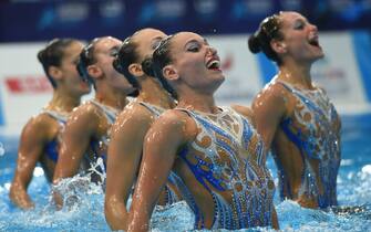 Nazionale azzurra femminile di nuoto sincronizzato durante una gara