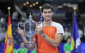 epa10179095 Carlos Alcaraz of Spain celebrates with the championship trophy after defeating Casper Ruud of Norway during the men's final match at the US Open Tennis Championships at the USTA National Tennis Center in Flushing Meadows, New York, USA, 11 September 2022. The US Open runs from 29 August through 11 September.  EPA/JUSTIN LANE