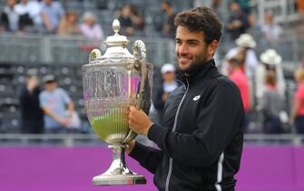 epa09288546 Italy's Matteo Berrettini celebrates with the trophy after winning the final match against  Britain's Cameron Norrie at the Cinch Championships at the Queen's Club in London, Britain, 20 June 2021.  EPA/VICKIE FLORES