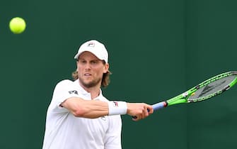 epa09308468 Andreas Seppi of Italy in action against Joao Sousa of Portugal during the 1st round match at the Wimbledon Championships, Wimbledon, Britain 28 June 2021.  EPA/FACUNDO ARRIZABALAGA