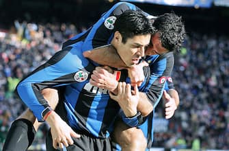 Milan, ITALY: Inter Milan's forward Julio Cruz of Argentina (L) is congratulated by his teammate Luis Figo of Portugal after scoring a goal against AC Milan during their italian serie A football match at San Siro stadium in Milan, 11 March 2007. AFP PHOTO / Paco SERINELLI (Photo credit should read PACO SERINELLI/AFP via Getty Images)