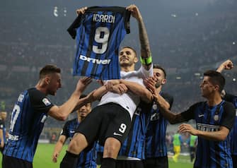 MILAN, ITALY - OCTOBER 15:  Mauro Emanuel Icardi of FC Internazionale Milano (C) celebrates his third goal with his team-mates during the Serie A match between FC Internazionale and AC Milan at Stadio Giuseppe Meazza on October 15, 2017 in Milan, Italy.  (Photo by Emilio Andreoli/Getty Images)