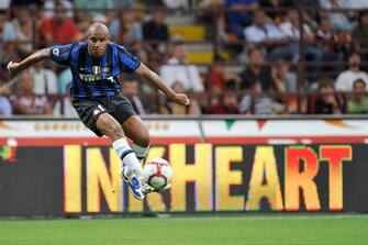 Inter Milan's Brazilian defender Maicon kicks the ball during their Serie A football match AC Milan vs Inter Milan at San Siro Stadium in Milan on August 29, 2009. AFP PHOTO / GIUSEPPE CACACE (Photo credit should read GIUSEPPE CACACE/AFP via Getty Images)