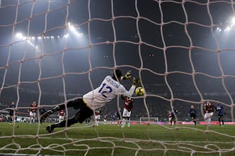 MILAN, ITALY - JANUARY 24:  Julio Cesar of Inter saves a penalty from Ronaldhino of Milan during the Serie A match between Inter Milan and AC Milan at Stadio Giuseppe Meazza on January 24, 2010 in Milan, Italy.  (Photo by Michael Steele/Getty Images)