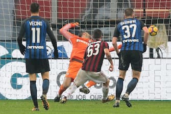 MILAN, ITALY - DECEMBER 27:  Patrick Cutrone of AC Milan (C) scores the opening goal during the TIM Cup match between AC Milan and FC Internazionale at Stadio Giuseppe Meazza on December 27, 2017 in Milan, Italy.  (Photo by Emilio Andreoli/Getty Images)
