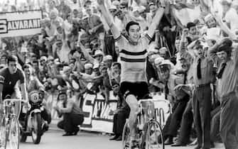 Le coureur belge Eddy Merckx passe la ligne d'arrivÃ©e le 07 septembre 1971 Ã  Mendrisio, en Suisse lors du championnat du monde sur route. L'Italien Felice Gimondi (G) arrive en deuxiÃ¨me position. (FILM)  AFP PHOTO (Photo by - / AFP) (Photo by -/AFP via Getty Images)