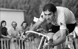 le coureur belge Eddy Merckx fournit son effort, le 05 juillet 1975, lors de la 2Ã¨me demi-Ã©tape de la 9Ã¨me Ã©tape du Tour de France, un contre-la-montre entre Fleurance et Auch. Merckx s'impose devanÃ§ant le FranÃ§ais Bernard ThÃ©venet de 9 secondes. (FILM) AFP PHOTO

Picture dated 05 July 1975, shows Belgian cyclist Eddy Merckx in action during the 1975 Tour de France. (Photo by - / AFP) (Photo by -/AFP via Getty Images)