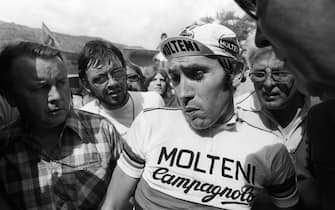 Le coureur cycliste belge Eddy Merckx devancÃ© par Bernard ThÃ©venet, est photographiÃ© Ã  son arrivÃ©e, le 14 juillet 1975, lors de la 16e Ã©tape du Tour de France entre Barcelonnette - Serre Chevalier. (Photo by - / AFP) (Photo by -/AFP via Getty Images)