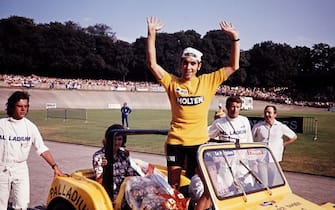 Belgian cyclist Eddy Merckx wearing the yellow jersey jubilates on July 18, 1971 at the Velodrome la Cipale in Vincennes after winning the 20th stage of the Tour de France cycling race between Versailles and Paris. (Photo by - / AFP)        (Photo credit should read -/AFP via Getty Images)