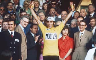 VINCENNES, FRANCE - JULY 21:  Belgian champion Eddy Merckx rises his arms as victory sign, 21 July 1974 at the velodrome municipal in Vincennes, after winning the Tour de France for the fifth time. During his career Merckx won 524 races, captured 3 World Road champion titles (1967, 71, 74), won five times the Tour de France (1969, 70, 71, 72, 74) and the Tour d'Italie (1968, 70, 72, 73, 74).  (Photo credit should read STAFF/AFP via Getty Images)