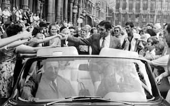 Le coureur belge Eddy Merckx est acclamÃ© par une foule de supporters, le 24 juillet 1969, sur la Grand Place de Bruxelles, aprÃ¨s qu'il a remportÃ© le Tour de France 1969. (FILM) AFP PHOTO (Photo by - / AFP) (Photo by -/AFP via Getty Images)