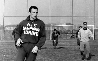 © LaPresse
Archivio storico
Torino anni '59
Sport
Calcio
Enzo Bearzot
nella foto: a sx il calciatore del Torino enzo Bearzot durante gli allenamenti
B 3194