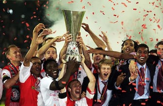 ROTTERDAM - MAY 8:  Feyenoord players celebrate winning the cup after the UEFA Cup Final between Feyenoord and Borussia Dortmund played at the De Kuip Stadium, in Rotterdam, Holland on May 8, 2002. Feyenoord won the match and cup 3-2.  DIGITAL IMAGE. (Photo by Jamie McDonald/Getty Images)