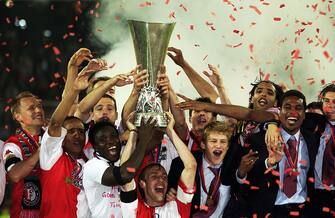 613810 ROTTERDAM - MAY 8: Feyenoord players celebrate winning the cup after the UEFA Cup Final between Feyenoord and Borussia Dortmund played at the De Kuip Stadium, in Rotterdam, Holland on May 8, 2002. Feyenoord won the match and cup 3-2. DIGITAL IMAGE. (Photo by Jamie McDonald/Getty Images)
