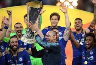 BAKU, AZERBAIJAN - MAY 29:  Maurizio Sarri, Manager of Chelsea celebrates with the Europa League Trophy following his team's victory in the UEFA Europa League Final between Chelsea and Arsenal at Baku Olimpiya Stadionu on May 29, 2019 in Baku, Azerbaijan. (Photo by Shaun Botterill/Getty Images)