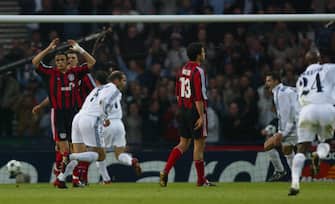 Real Madrid's Zinedine Zidane scores the second goal during the Champions League final opposing Real Madrid to Bayern Leverkusen, 15 May 2002 in Glasgow.   AFP PHOTO ADRIAN DENNIS (Photo by Adrian DENNIS / AFP) (Photo by ADRIAN DENNIS/AFP via Getty Images)