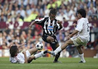 MANCHESTER, ENGLAND - MAY 28:  Andrea Pirlo (L) and Gennaro Gattuso of Milan attemp to tackle Edgar Davids of Juventus FC during the UEFA Champions League Final match between Juventus FC and AC Milan on May 28, 2003 at Old Trafford in Manchester, England. (Photo by Alex Livesey/Getty Images)